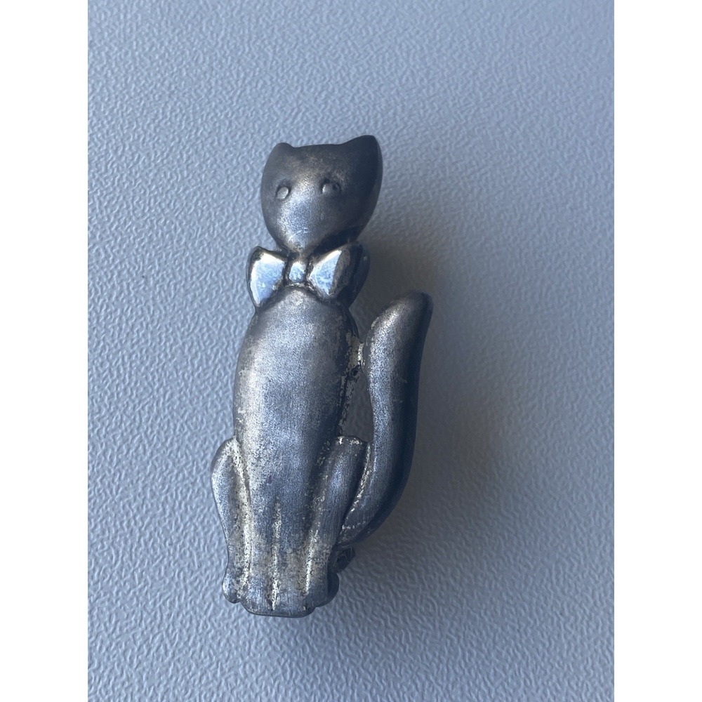 Vintage Silver Tone Bowtie Cat Brooch Pin Sitting Kitty Bow Tie Figural 1.75"